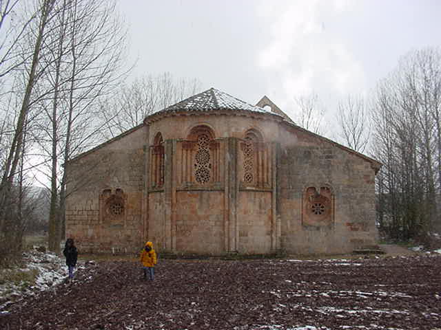 Fotografía  de la testera de la iglesia, de triple ábside, con amplias ventanas en los mismos que presentan celosías de piedra