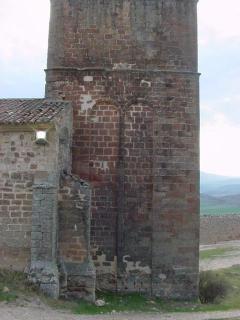 Vista de la torre en la cual se encuentra empotrado un antiguo relieve con una escena de caza