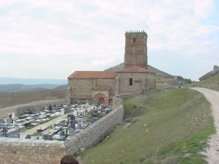 Vista de la iglesia de Santa María con el cementerio en primer plano