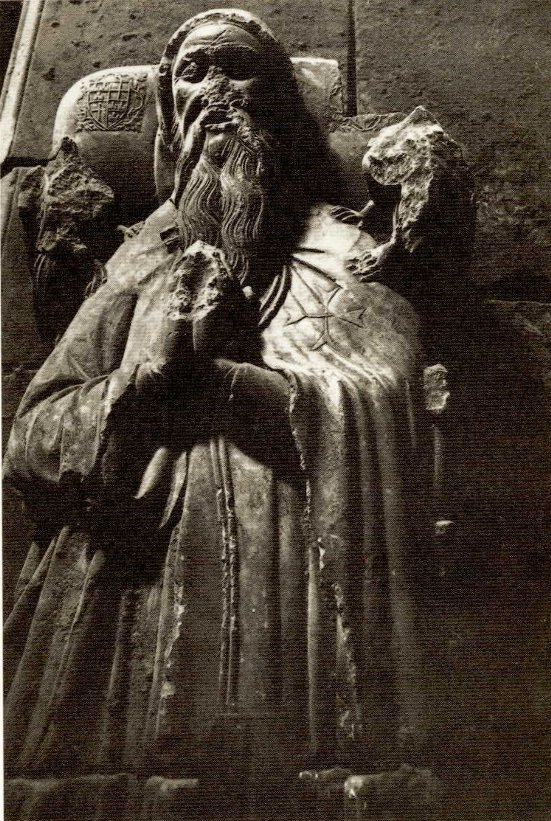 Detalle de la escultura yacente de Juan Fernández de Heredia, prior de la Orden del Hospital. Se le representa barbado, con las manos juntas en actitud orante