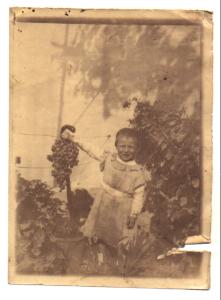 Niño con racimo de uvas