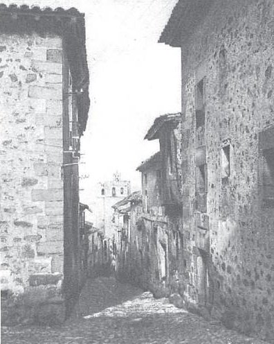Vista de la calle Arcedianos en 1915, tomada
 desde el cruce con la Travesaña Alta. Se aprecian al fondo las torres de la catedral