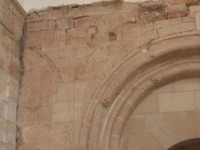 Detalle de la fotografía anterior, mostrando las huellas de las arcadas en la fachada románica de la catedral