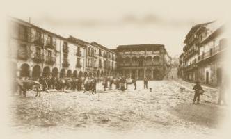 Imagen de principios del siglo XX de la plaza Mayor, tomada desde la Puerta del Mercado. Se aprecian
distintas personas y bestias de carga