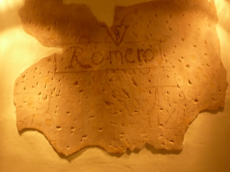 Vitor de un tal Romero pintado sobre la pared de unsalón de la Casa del Doncel (Sigüenza)