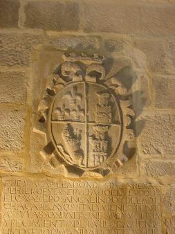 Detalle del escudo, cuartelado con un león, tres flores de lis, y dos torres o castillos