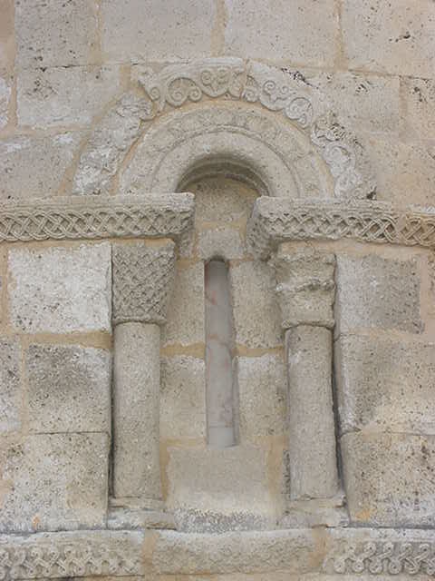 Ventana del ábside de la iglesia de San Bartolomé, en Campisábalos, mostrando capitel con idéntica labor de cestería