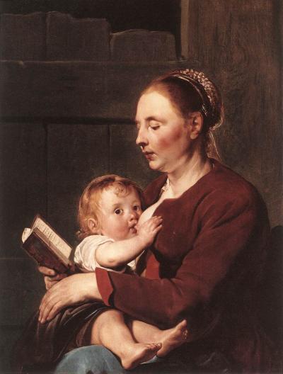 Escena en la cual una mujer se entretiene leyendo mientras da de mamar a un niño