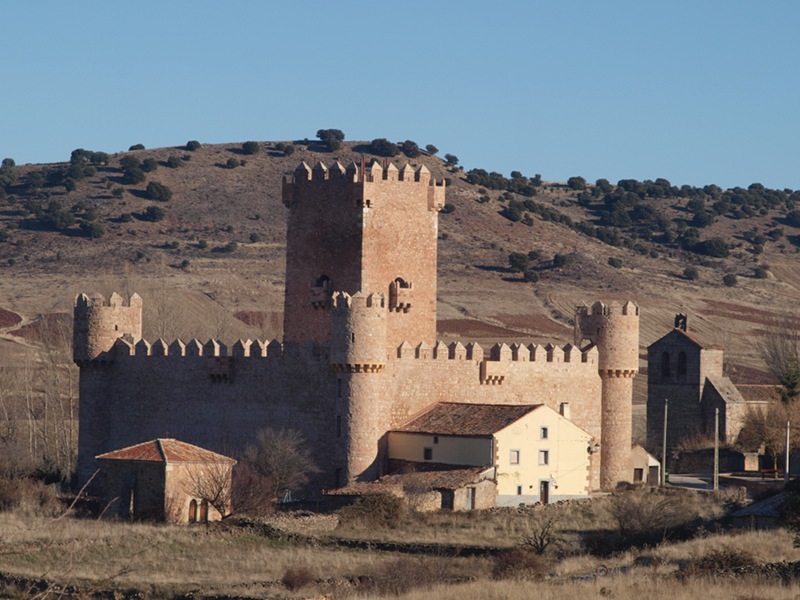 Vista del castillo de Guijosa en la actualidad desde el oeste. Muy bien restaurado, pendiente de terminar la obra