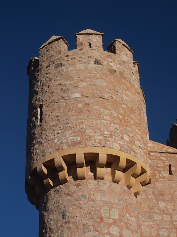 El matacán que corona un torreón lateral del castillo de Guijosa