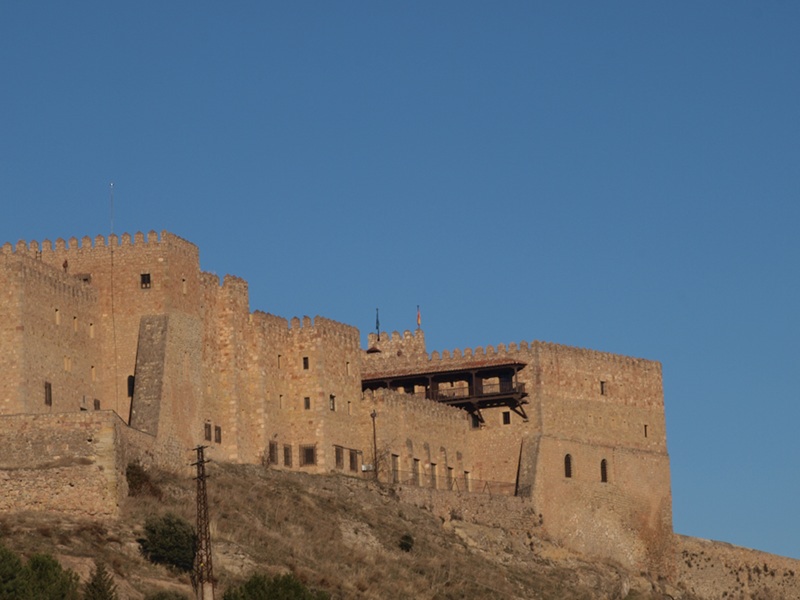 Vista de la cara del castillo de Sigüenza que da al este, sobre el Barranco del Vadillo, consistente en torreones de sección rectangular de escasa altura, con tramos muy bajos de muralla entre los mismos