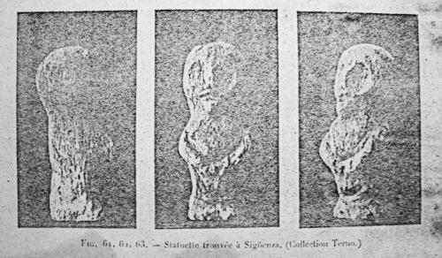 Estatuilla encontrada en 1877 en un muro del castillo de Sig&uuml;enza. Se presentan tres vistas: trasera, frontal y lateral. Representa un hombre tocado con un casco sin cimera, con dos toscos brazos que se unen en la parte frontal, en actitud de sostener un objeto con ambas manos