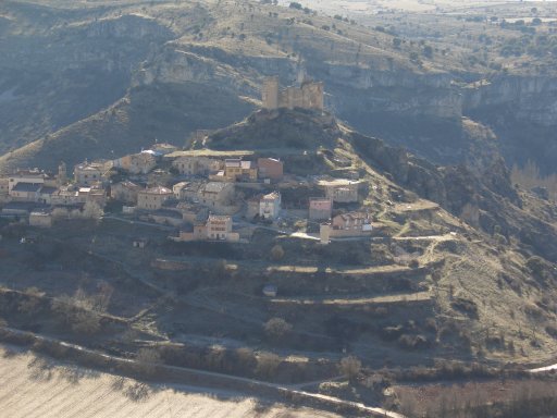 Una vista de la población de Pelegrina en el cerro donde se asienta, coronado por las ruinas de su castillo