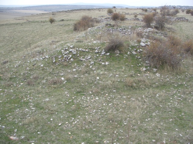 Imagen de las ruinas de la ermita de Santa Librada desde poniente, con un punto de vista ligeramente sobreelevado para que se aprecie el muro interior