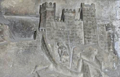 Representación del castillo de la Riba esculpida en el túmulo mortuorio del obispo Fernando de Luxán