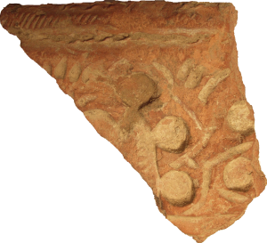 Fragmento de cerámica (posiblemente pretil de pozo) de tradición árabe, barro rojo sin vedrío, decoración estampada, con un fragmento de árbol en posición central.