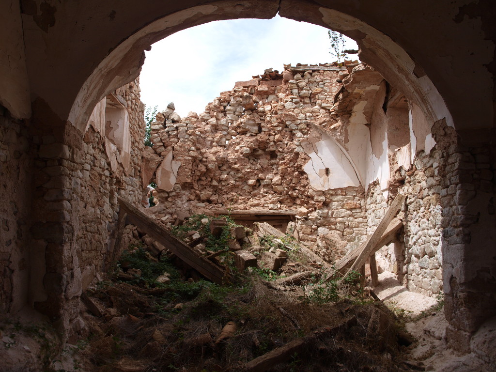 Vista de los pies de la ermita, con la puerta de acceso bloqueada por los escombros caídos