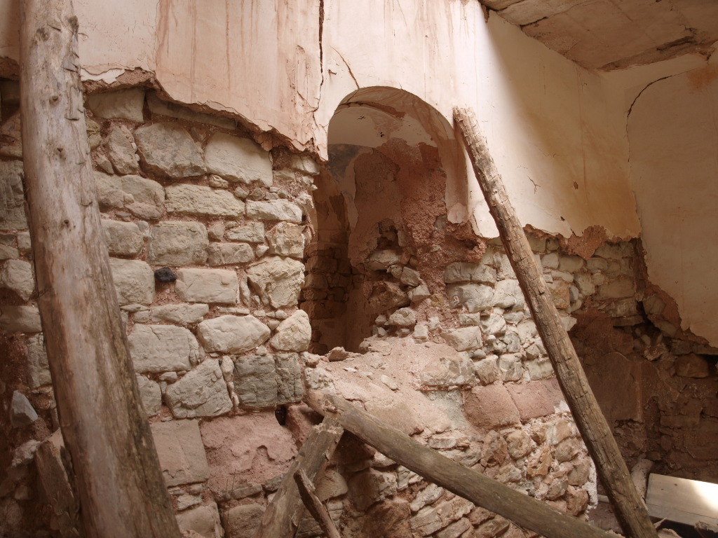 El muro que separa el camarín de la antigua cabecera de la ermita, denotando el aparejo para exteriores de la piedra