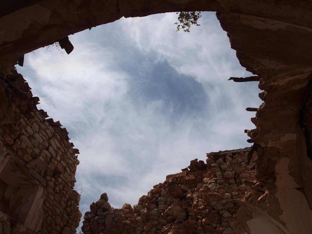 La vista del cielo a través del hueco dejado por la bóveda caída del primer tramo de la nave