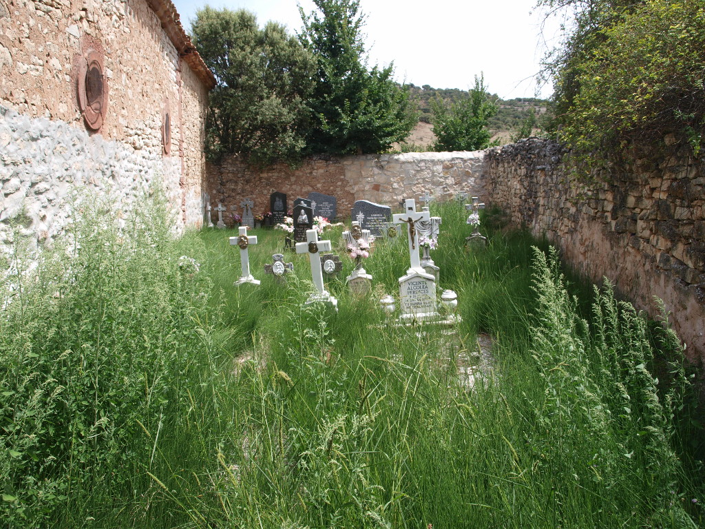 Fachada sur de la Ermita de Nuestra Señora de los Santos en Villacorza, con el cementerio adosado