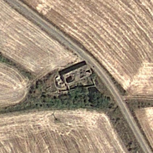 Vista aérea de las ruinas de la ermita, en una pequeña arboleda, cerca de la carretera
que va desde Villacorza hasta Torre de Valdealmendras.