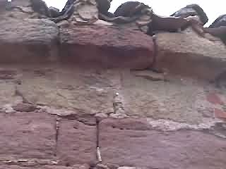 Sencilla cornisa del conjunto, en piedra arenisca roja
