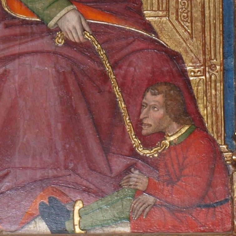 Hombre con una mueca como sonrisa y aspecto de lunático, atrapados los pies en un cepo y sujeto por el cuello por una cadena dorada
