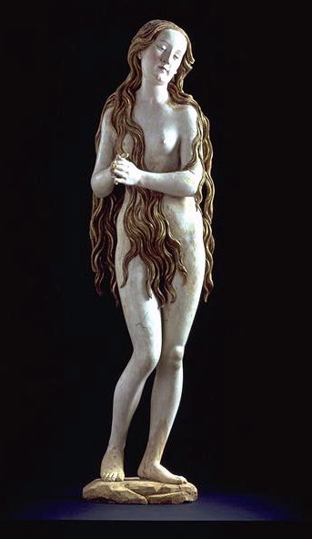 Talla de la Magdalena representada como figura erguida y desnuda, cubierta parcialmente por sus largos cabellos