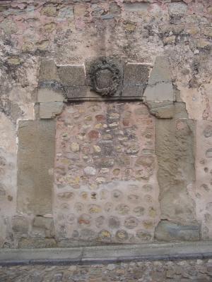 Otra puerta situada en la tapia de la finca del convento, con fecha 1786 en la clave