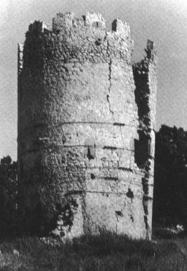 Otra imagen del torreón rodeado por los cables. Aquí podemos apreciar el arranque de uno de los muros del recinto fortificado del cual el torreón era el baluarte más alto.