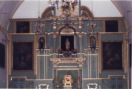 Retablo mayor, compuesto por una armadura que incorpora restos sueltos de retablos y marcos, así como imágenes modernas de escayola, dos cuadros grandes y dos pequeños