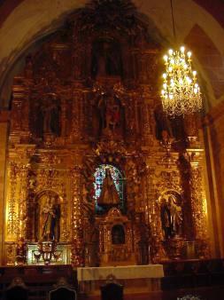 Vista del imponente retablo barroco de la iglesia de Santa María, en Ayllón